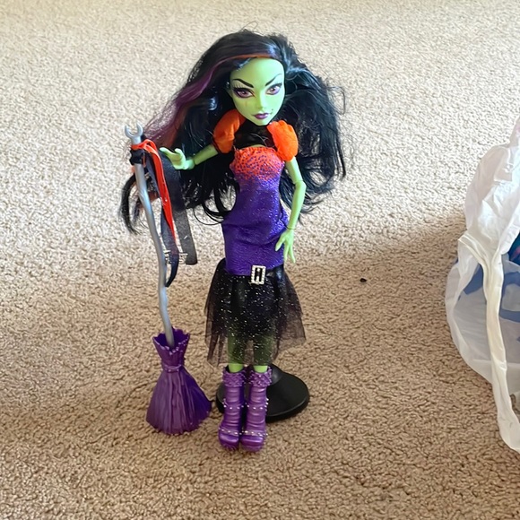 MONSTER HIGH DOLL! Casta Fierce Doll with Broom - Picture 1 of 4